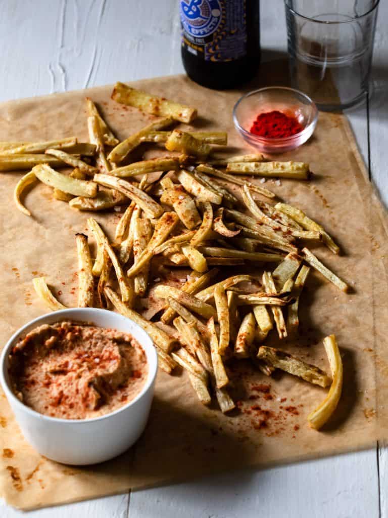Pommes frites på palsternacka med soltorkad tomat-hummus på bakplåtspappar