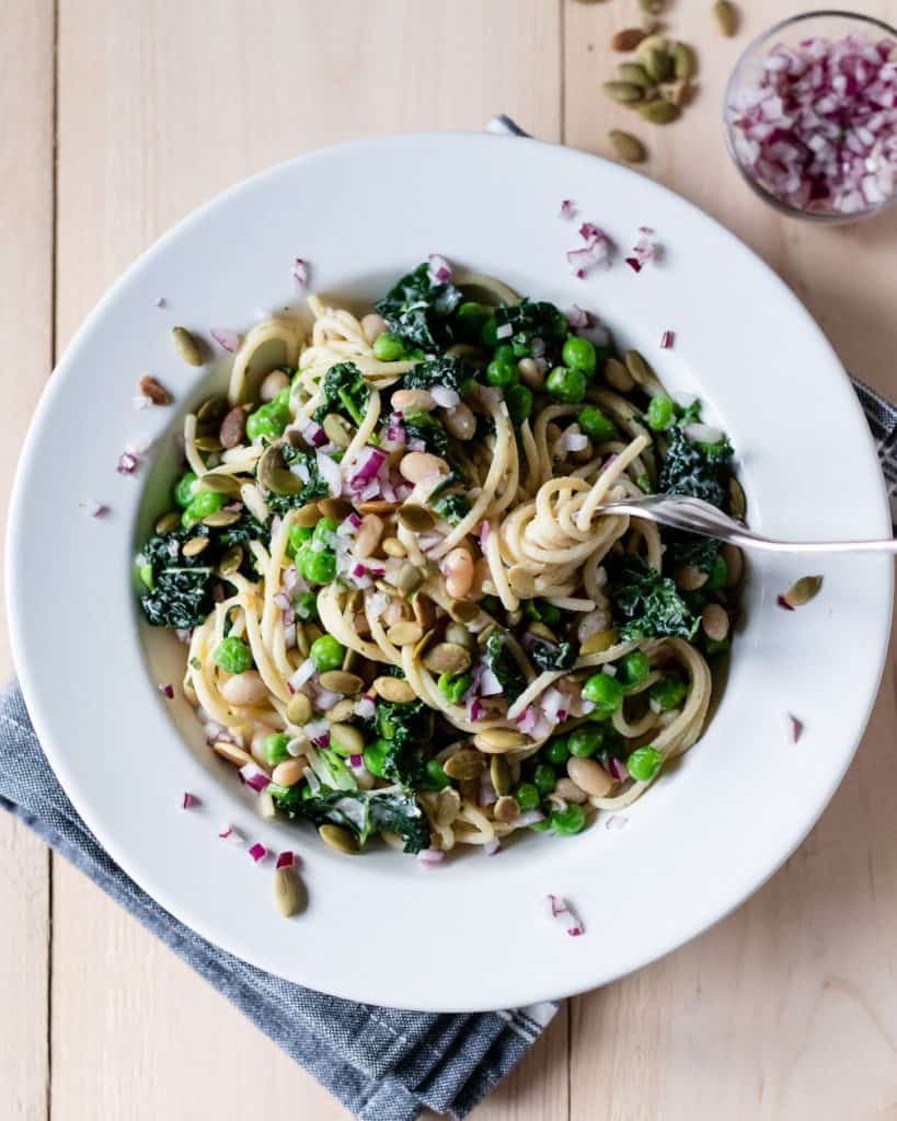 Pasta med gröna ärter och svartkål i en skål