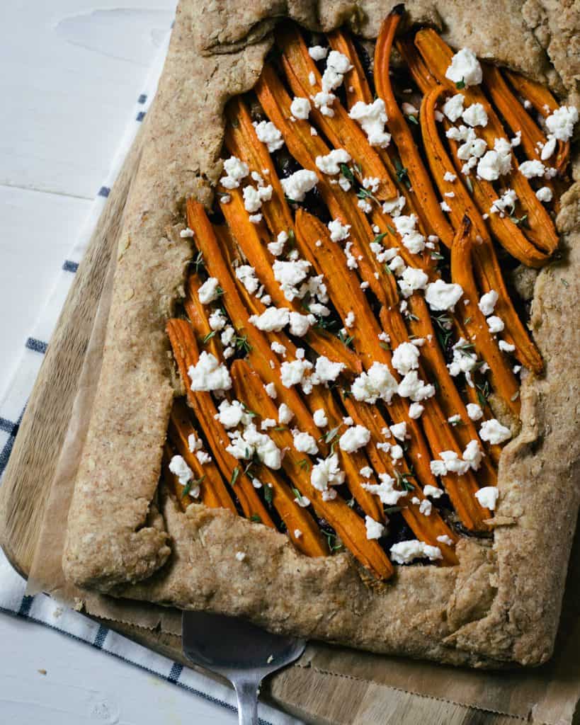 en morotsgalette med fetaost
