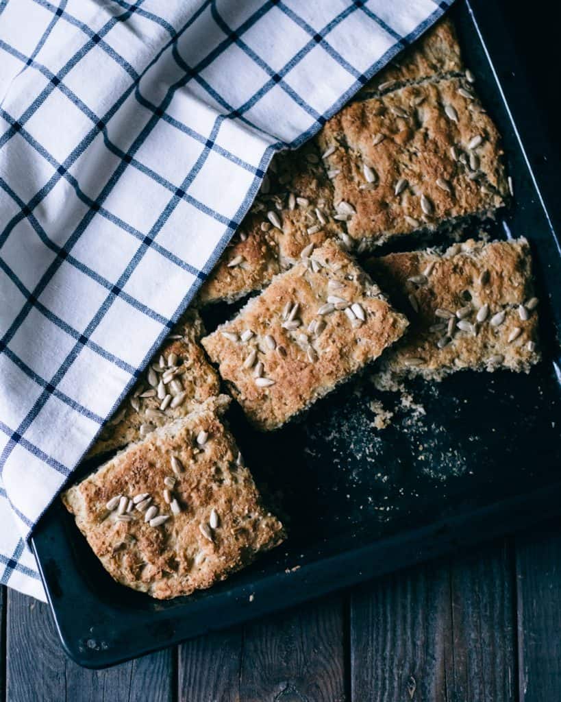 färskt bröd under en handduk