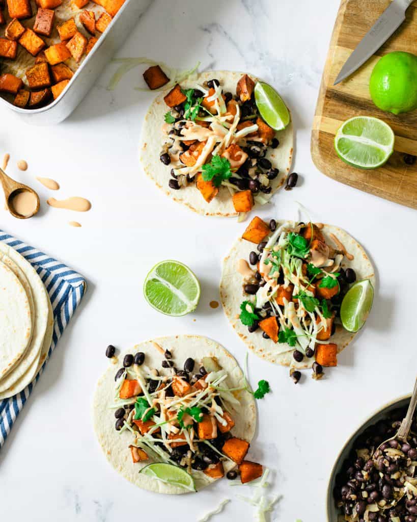 Tacos på ett marmor bord.